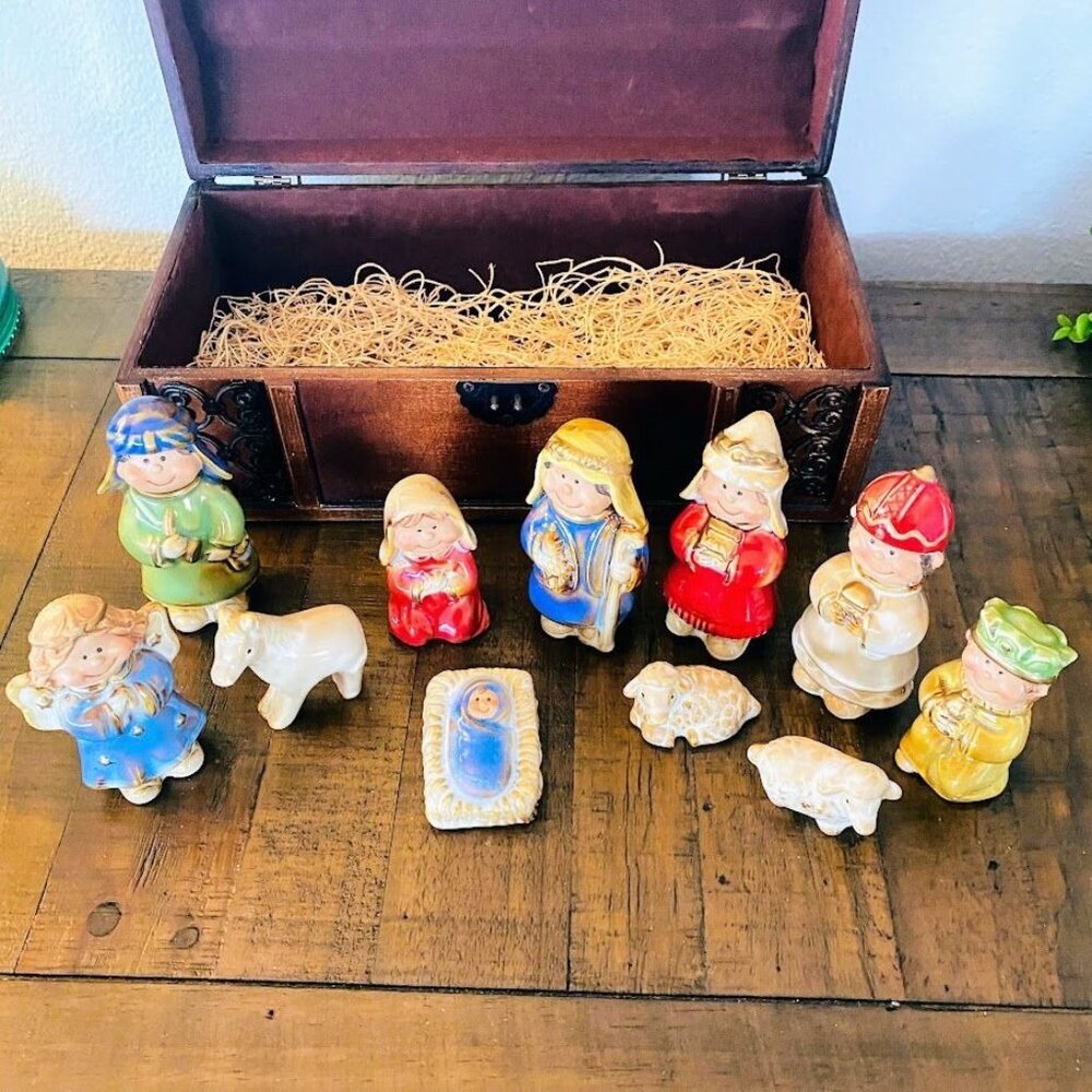 2004 Enesco Nativity Scene Set of 12 w/ Wooden Storage Box – Vintage Ceramic Fig - Picture 2 of 8